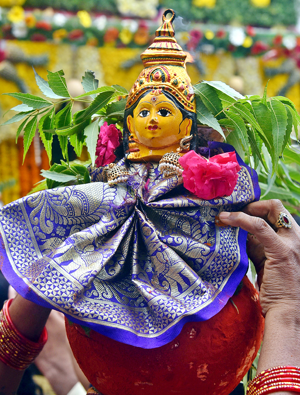 Lal Darwaza Mahankali Bonalu Grandly Celebrated At Hyderabad - Sakshi25