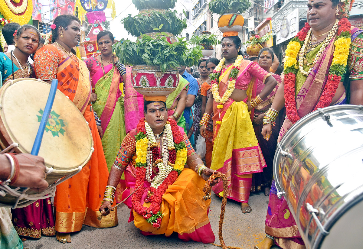 Lal Darwaza Mahankali Bonalu Grandly Celebrated At Hyderabad - Sakshi28