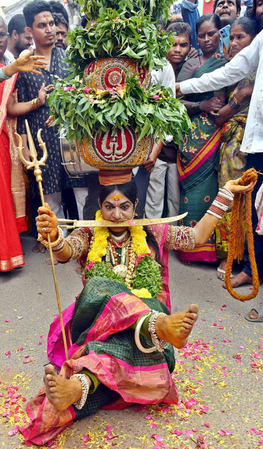 Lal Darwaza Mahankali Bonalu Grandly Celebrated At Hyderabad - Sakshi36