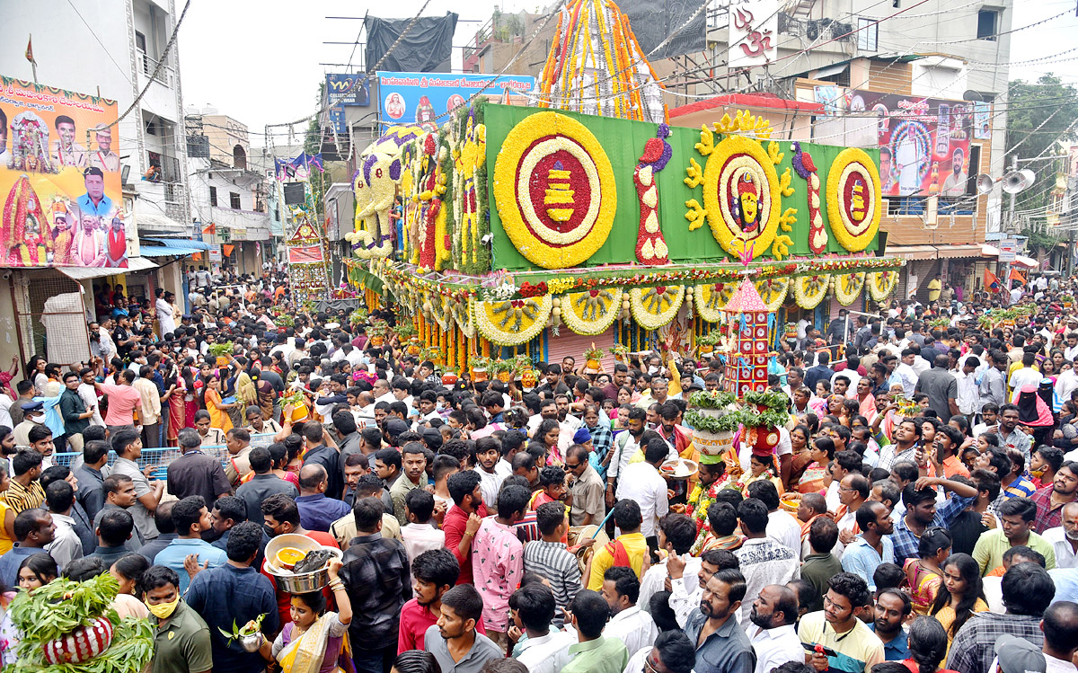 Lal Darwaza Mahankali Bonalu Grandly Celebrated At Hyderabad - Sakshi38