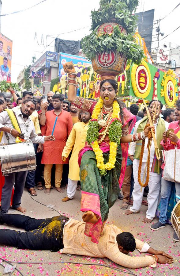 Lal Darwaza Mahankali Bonalu Grandly Celebrated At Hyderabad - Sakshi42