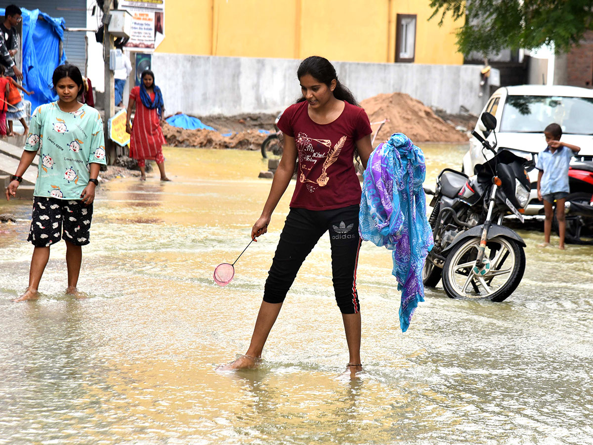 Heavy Rain Alert for Hyderabad Pics - Sakshi1