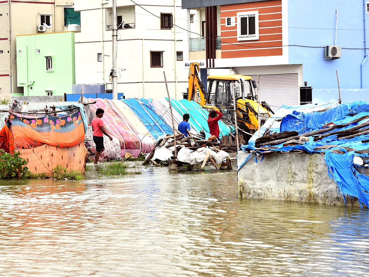 Heavy Rain Alert for Hyderabad Pics - Sakshi5