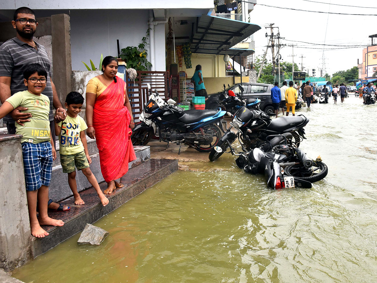 Heavy Rain Alert for Hyderabad Pics - Sakshi7