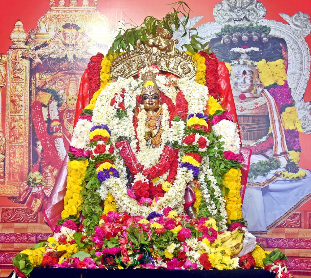 Ashada Masam Utsavalu Devotees offers Saare To Goddess Durga In Vijayawada - Sakshi4