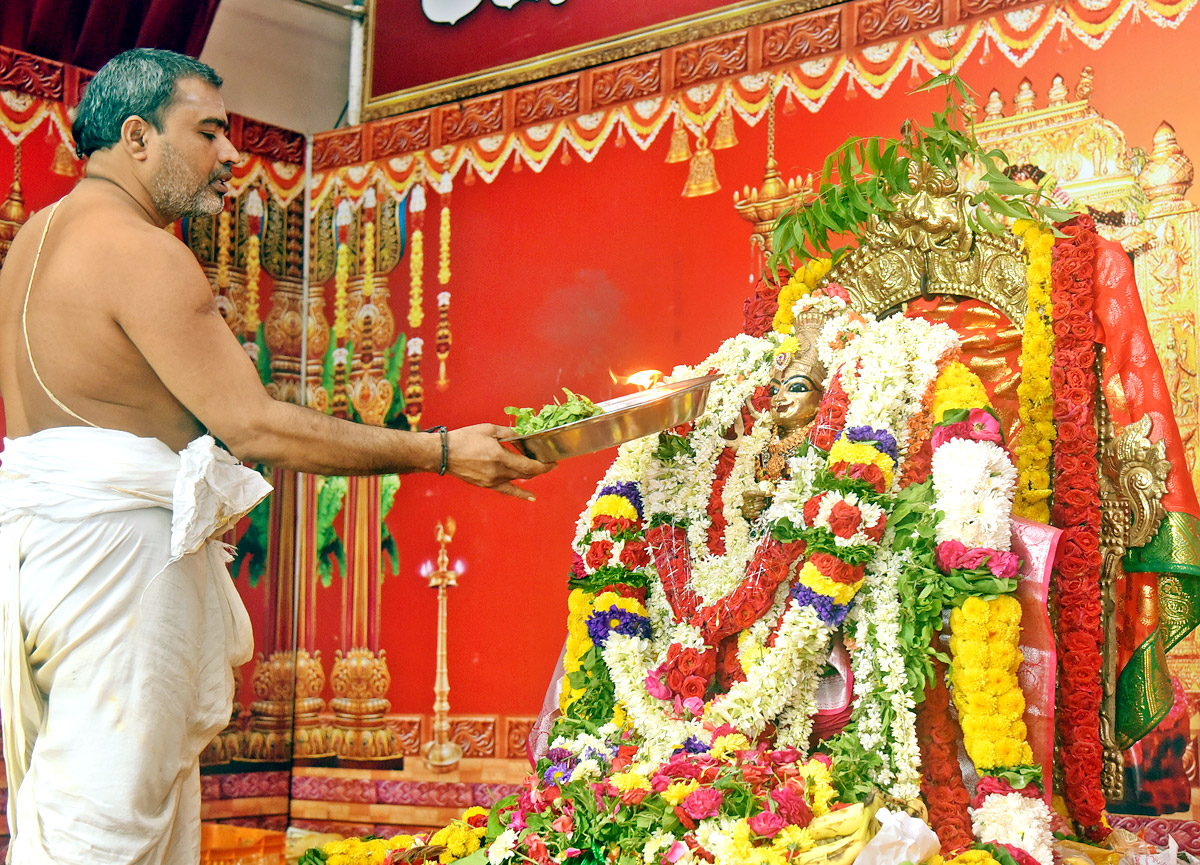 Ashada Masam Utsavalu Devotees offers Saare To Goddess Durga In Vijayawada - Sakshi2