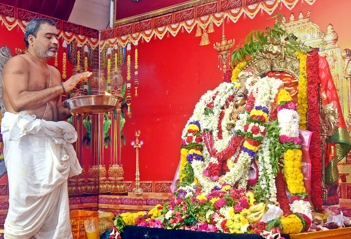 Ashada Masam Utsavalu Devotees offers Saare To Goddess Durga In Vijayawada - Sakshi3