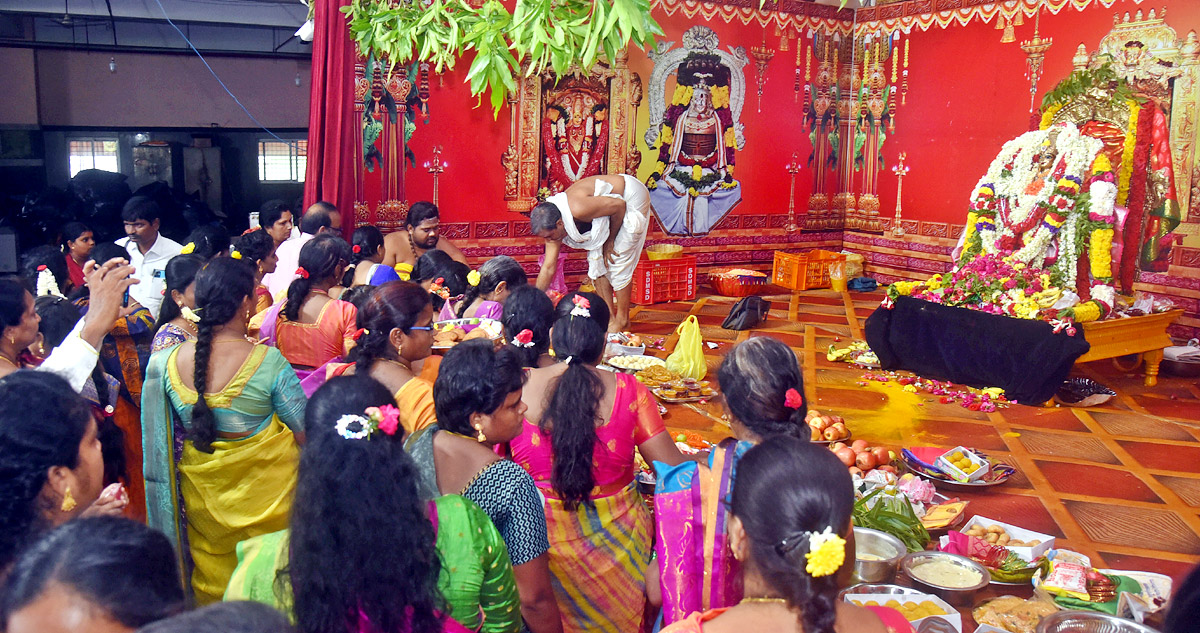 Ashada Masam Utsavalu Devotees offers Saare To Goddess Durga In Vijayawada - Sakshi1