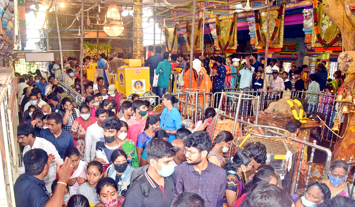 Ashada Masam Utsavalu Devotees offers Saare To Goddess Durga In Vijayawada - Sakshi5