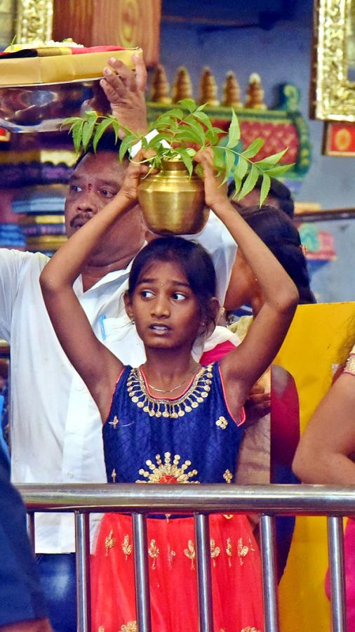 Ashada Masam Utsavalu Devotees offers Saare To Goddess Durga In Vijayawada - Sakshi6