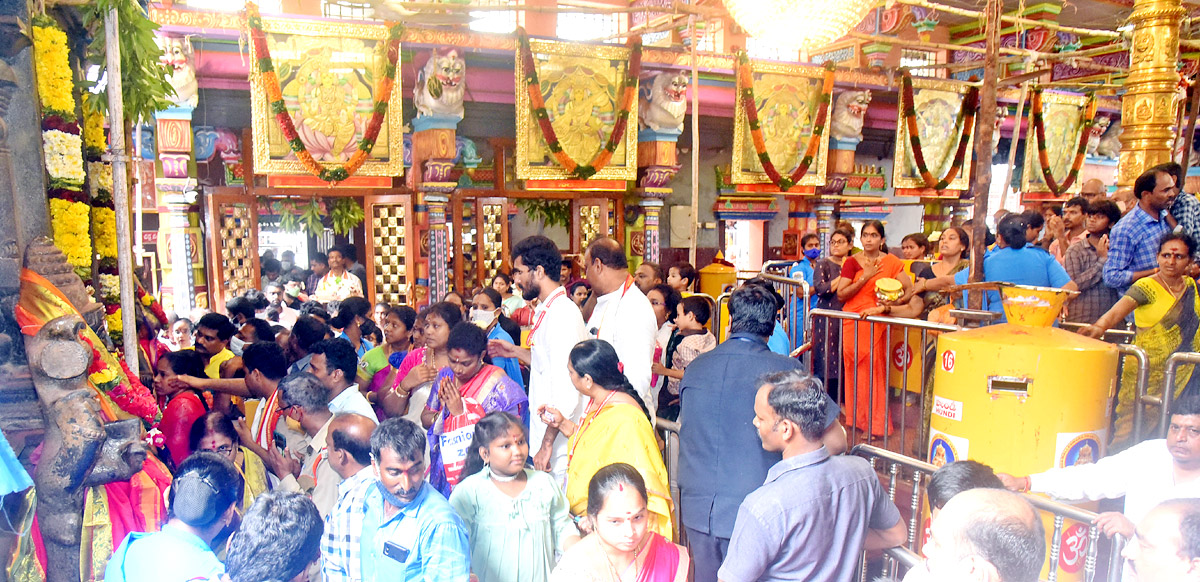 Ashada Masam Utsavalu Devotees offers Saare To Goddess Durga In Vijayawada - Sakshi7