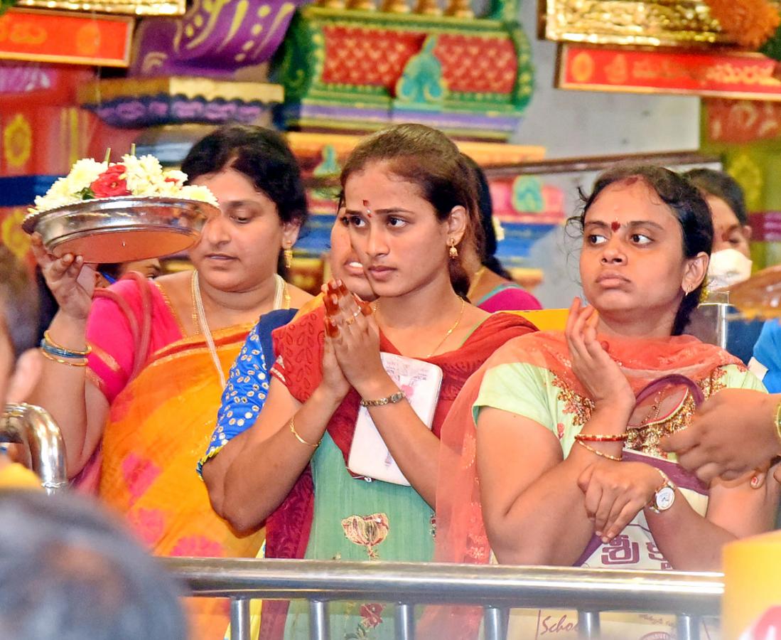 Ashada Masam Utsavalu Devotees offers Saare To Goddess Durga In Vijayawada - Sakshi8