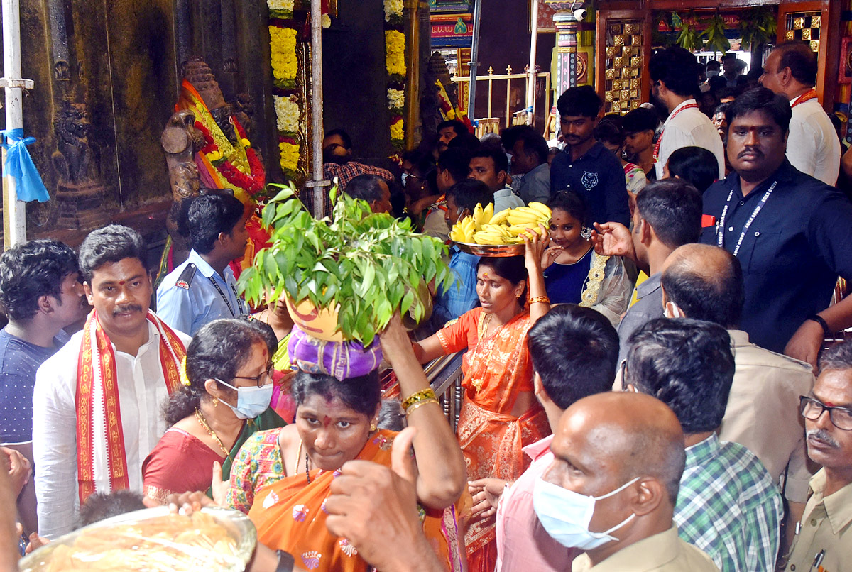 Ashada Masam Utsavalu Devotees offers Saare To Goddess Durga In Vijayawada - Sakshi9