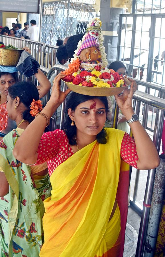 Ashada Masam Utsavalu Devotees offers Saare To Goddess Durga In Vijayawada - Sakshi10