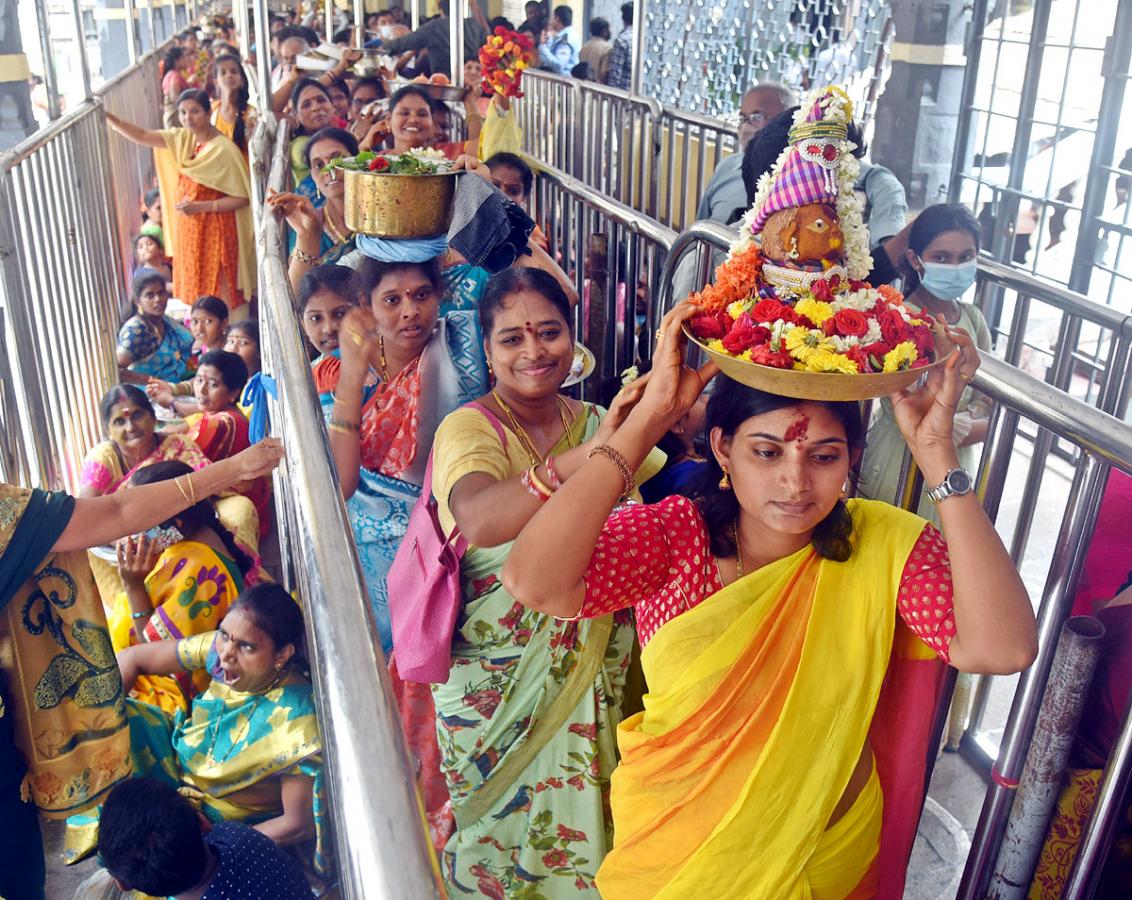 Ashada Masam Utsavalu Devotees offers Saare To Goddess Durga In Vijayawada - Sakshi11