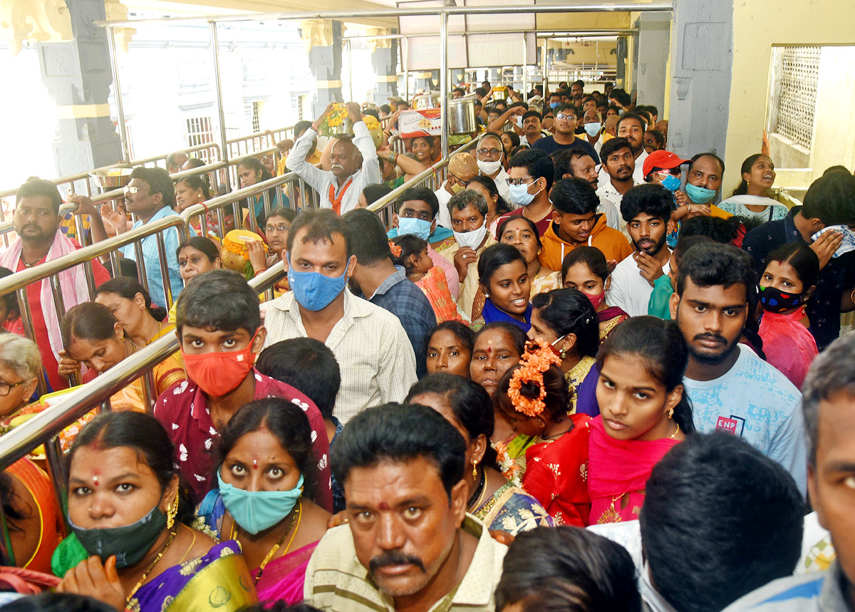 Ashada Masam Utsavalu Devotees offers Saare To Goddess Durga In Vijayawada - Sakshi12