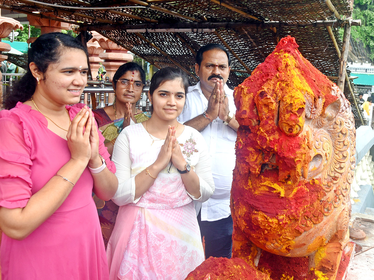 Ashada Masam Utsavalu Devotees offers Saare To Goddess Durga In Vijayawada - Sakshi13