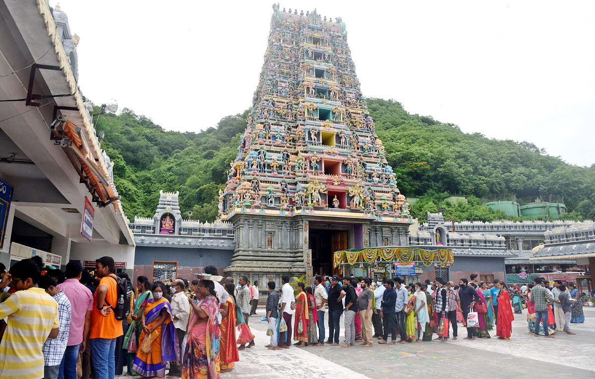 Ashada Masam Utsavalu Devotees offers Saare To Goddess Durga In Vijayawada - Sakshi14