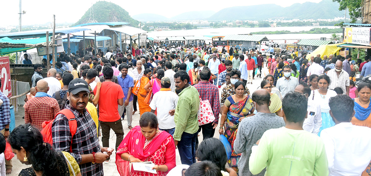 Ashada Masam Utsavalu Devotees offers Saare To Goddess Durga In Vijayawada - Sakshi15