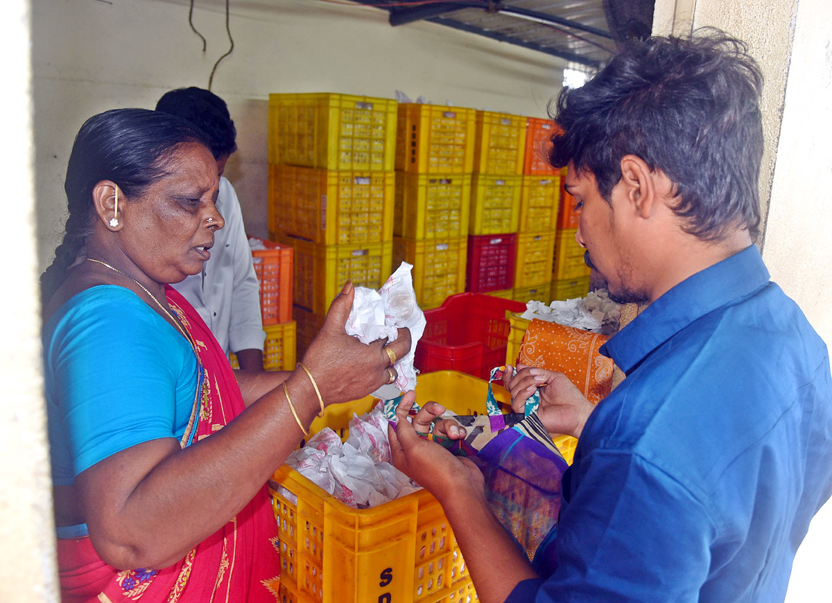 Ashada Masam Utsavalu Devotees offers Saare To Goddess Durga In Vijayawada - Sakshi17