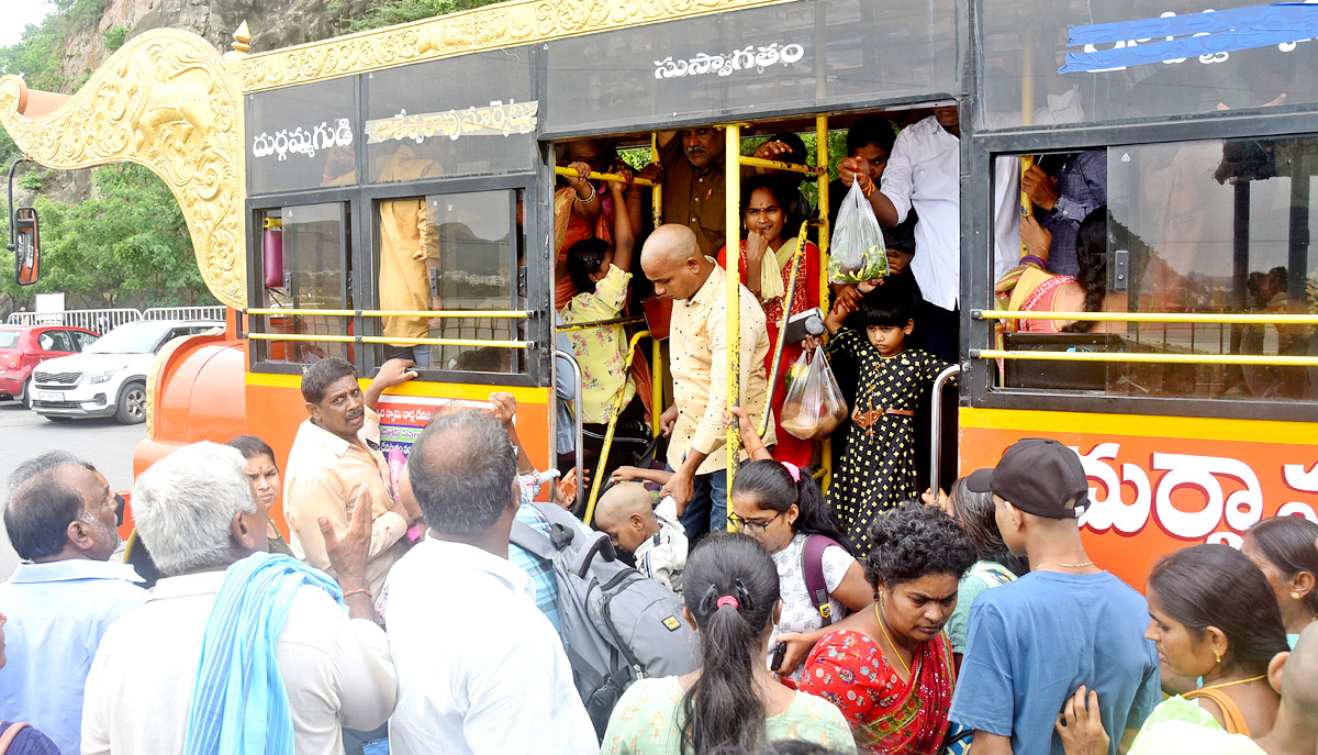 Ashada Masam Utsavalu Devotees offers Saare To Goddess Durga In Vijayawada - Sakshi18