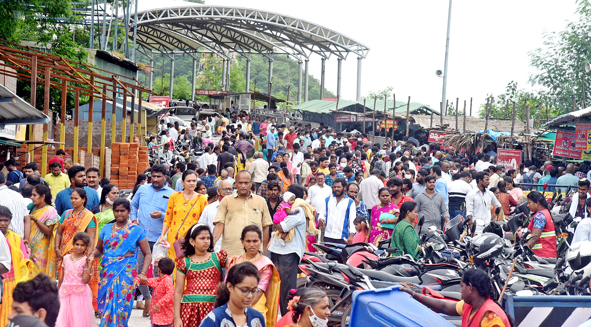 Ashada Masam Utsavalu Devotees offers Saare To Goddess Durga In Vijayawada - Sakshi19