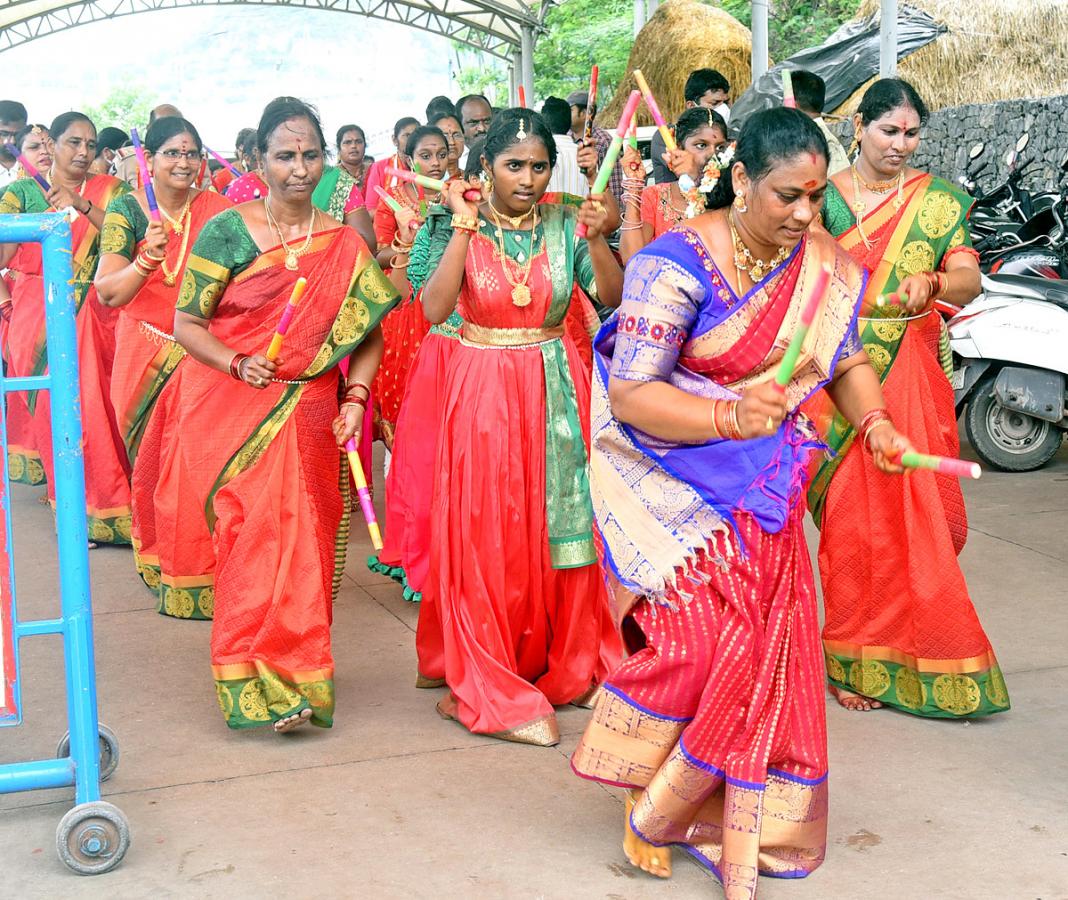 Ashada Masam Utsavalu Devotees offers Saare To Goddess Durga In Vijayawada - Sakshi21