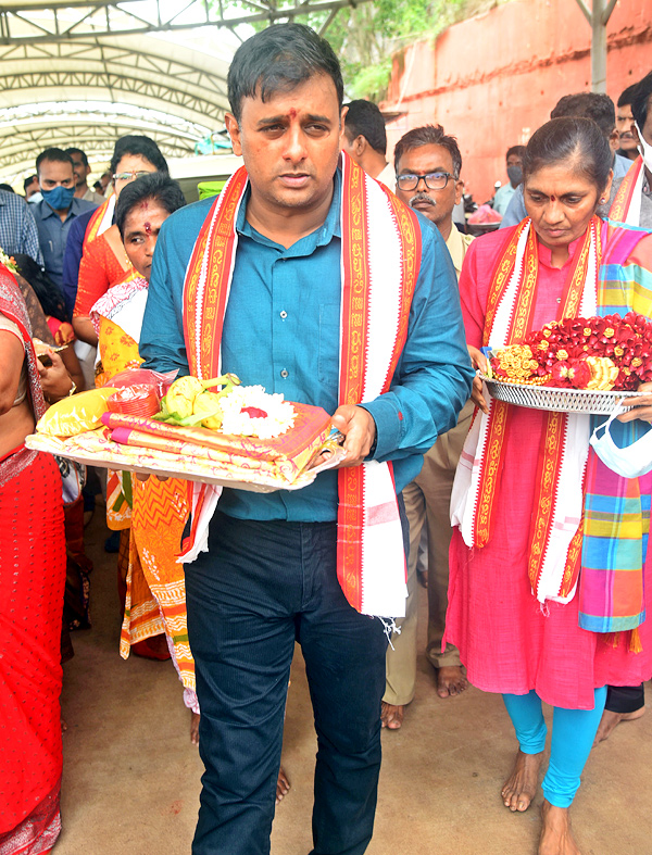 Ashada Masam Utsavalu Devotees offers Saare To Goddess Durga In Vijayawada - Sakshi22