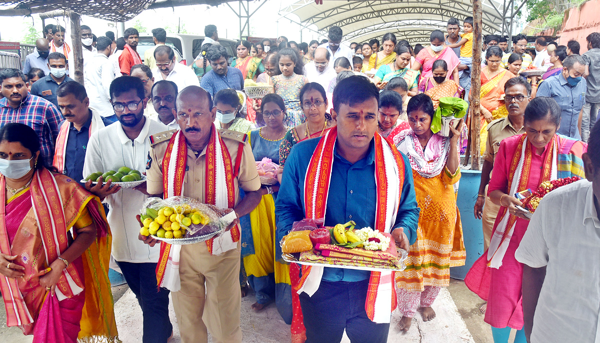 Ashada Masam Utsavalu Devotees offers Saare To Goddess Durga In Vijayawada - Sakshi23