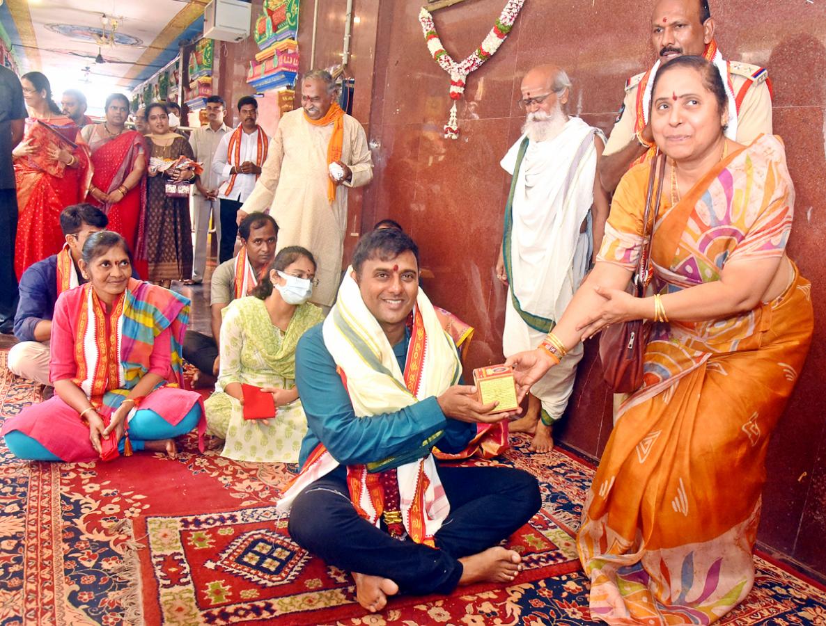 Ashada Masam Utsavalu Devotees offers Saare To Goddess Durga In Vijayawada - Sakshi24