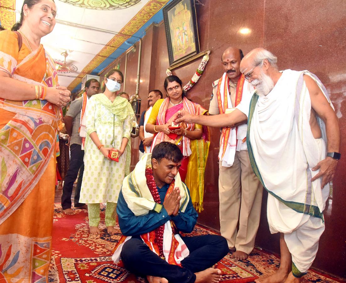 Ashada Masam Utsavalu Devotees offers Saare To Goddess Durga In Vijayawada - Sakshi25