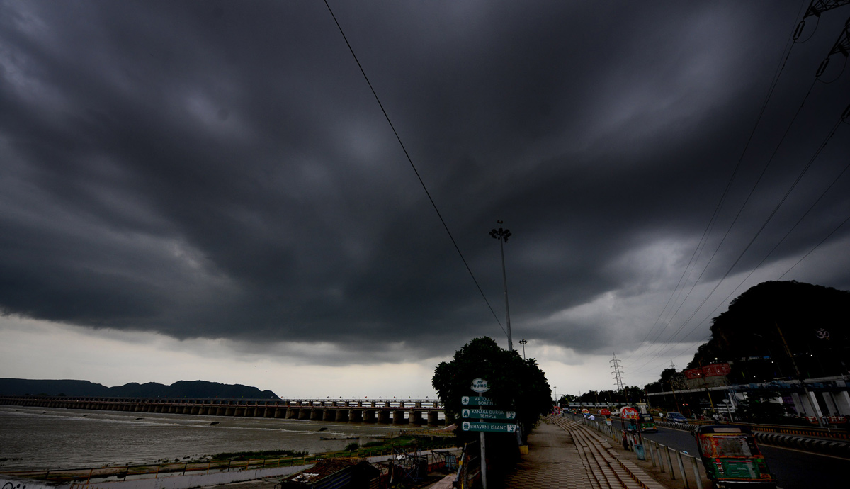 Pleasant Atmosphere In Prakasam Barrage Photos  - Sakshi2