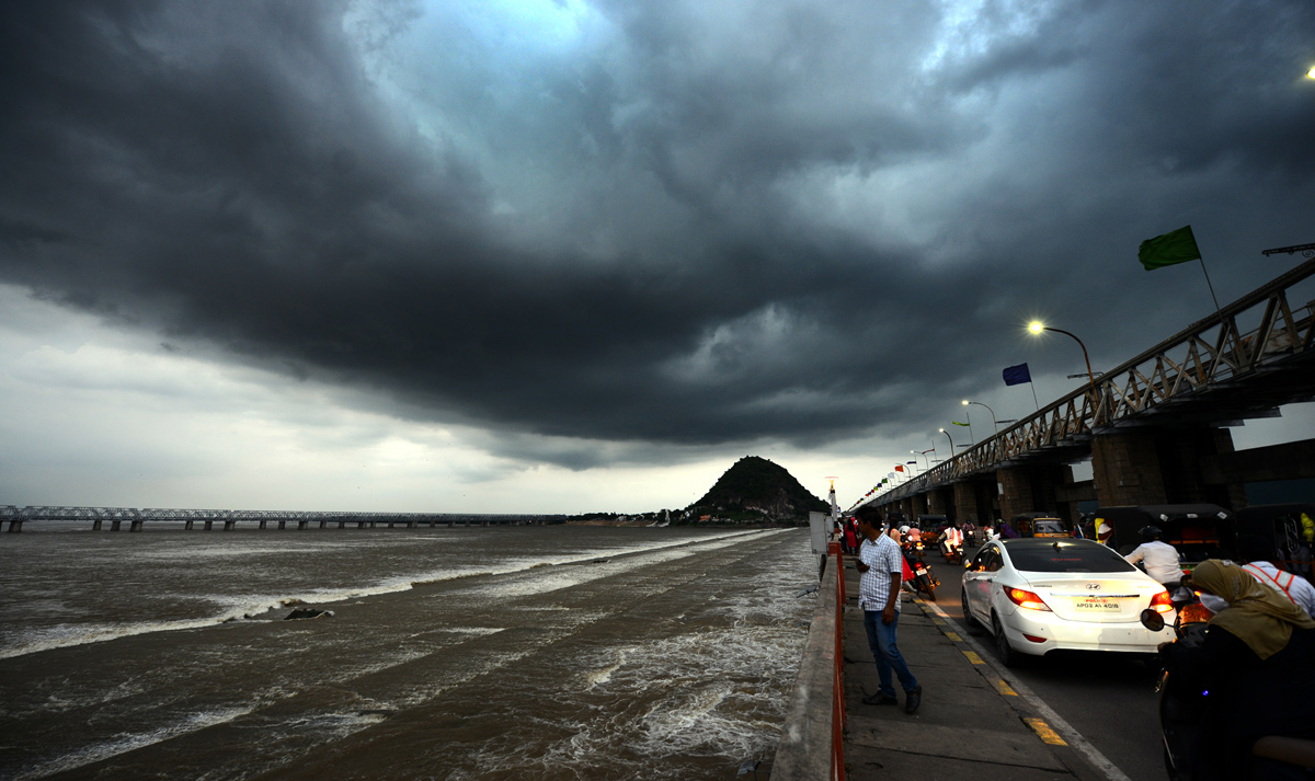 Pleasant Atmosphere In Prakasam Barrage Photos  - Sakshi1