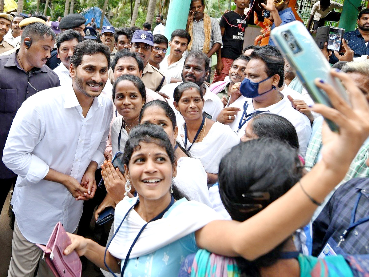 AP CM YS Jagan tours flood hit areas of Konaseema district Photo Gallery - Sakshi8