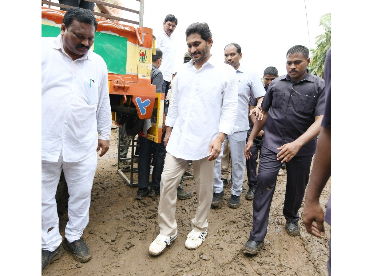 AP CM YS Jagan tours flood hit areas of Konaseema district Photo Gallery - Sakshi10