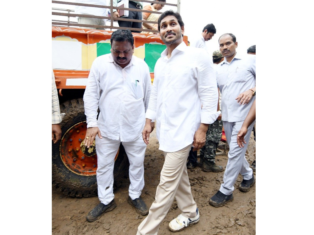 AP CM YS Jagan tours flood hit areas of Konaseema district Photo Gallery - Sakshi11