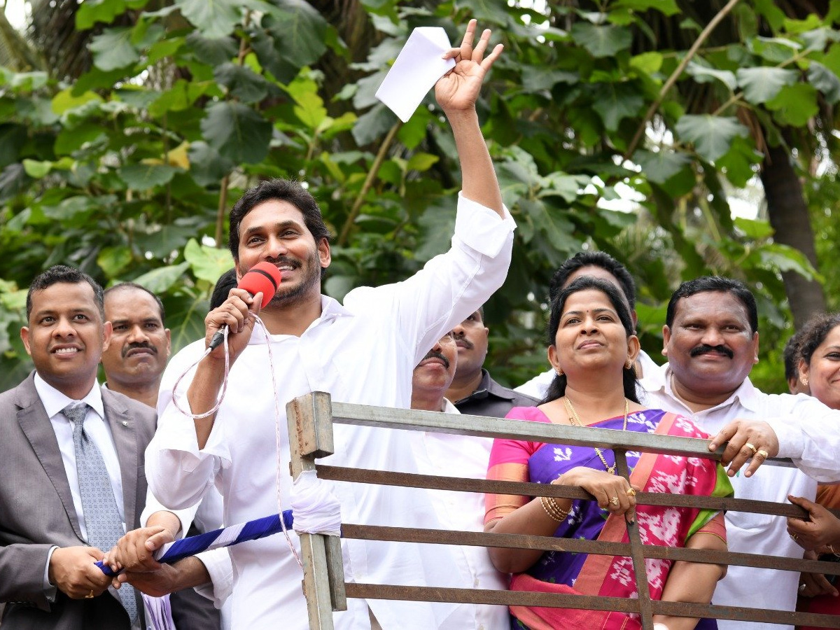 AP CM YS Jagan tours flood hit areas of Konaseema district Photo Gallery - Sakshi14