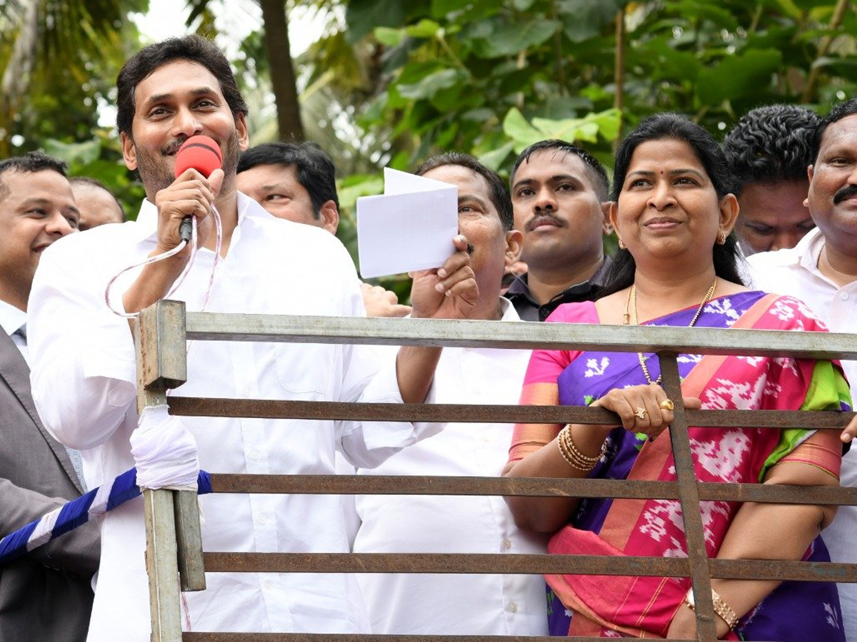 AP CM YS Jagan tours flood hit areas of Konaseema district Photo Gallery - Sakshi16