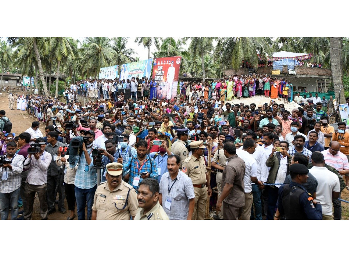 AP CM YS Jagan tours flood hit areas of Konaseema district Photo Gallery - Sakshi17