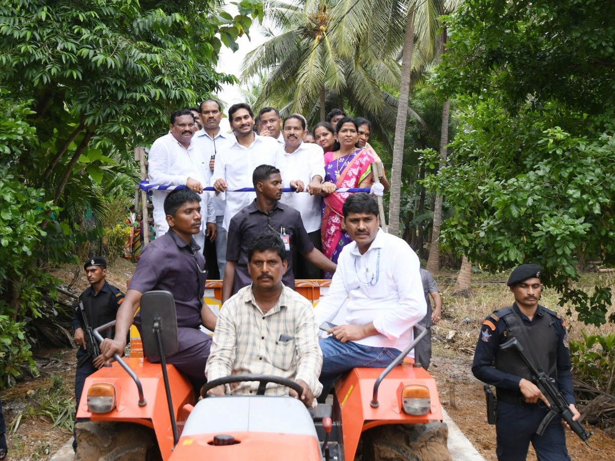 AP CM YS Jagan tours flood hit areas of Konaseema district Photo Gallery - Sakshi18