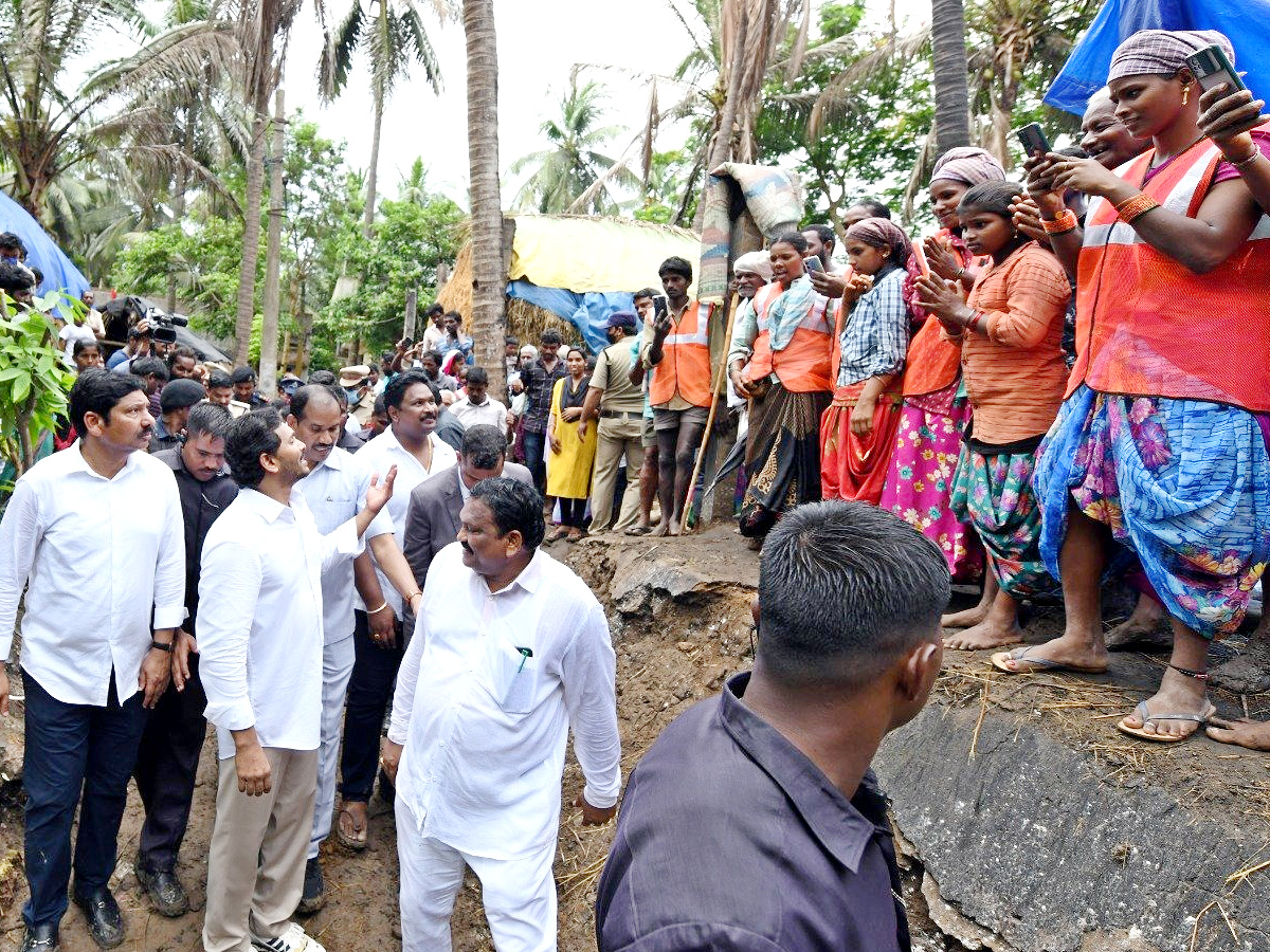 AP CM YS Jagan tours flood hit areas of Konaseema district Photo Gallery - Sakshi30