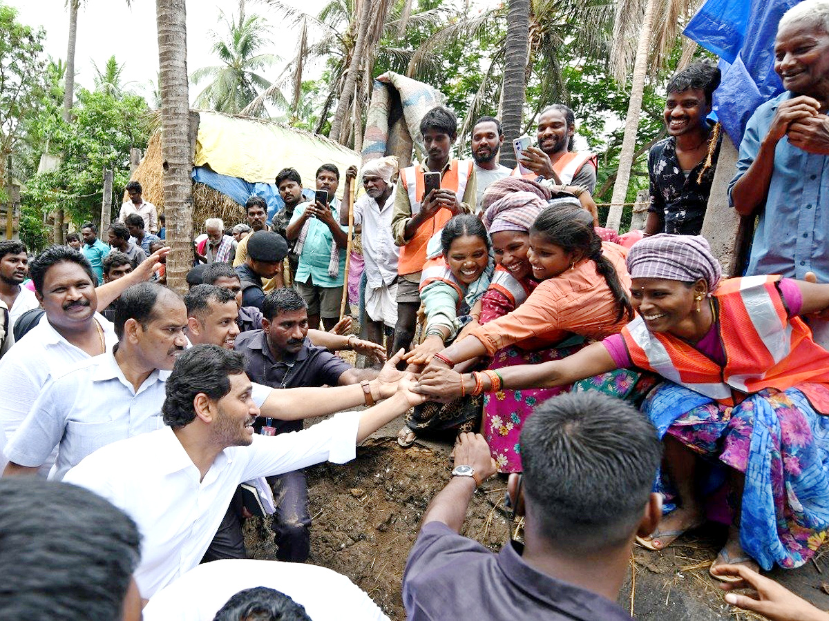 AP CM YS Jagan tours flood hit areas of Konaseema district Photo Gallery - Sakshi32