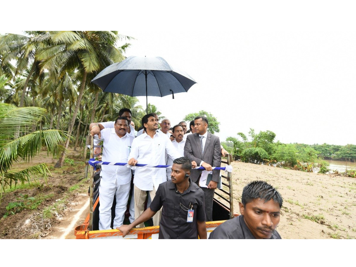 AP CM YS Jagan tours flood hit areas of Konaseema district Photo Gallery - Sakshi37