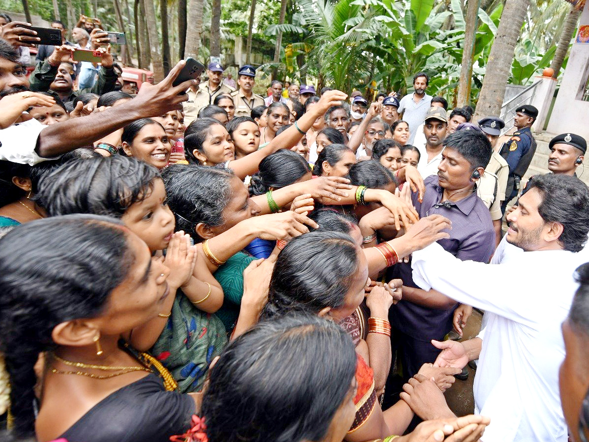 AP CM YS Jagan tours flood hit areas of Konaseema district Photo Gallery - Sakshi2