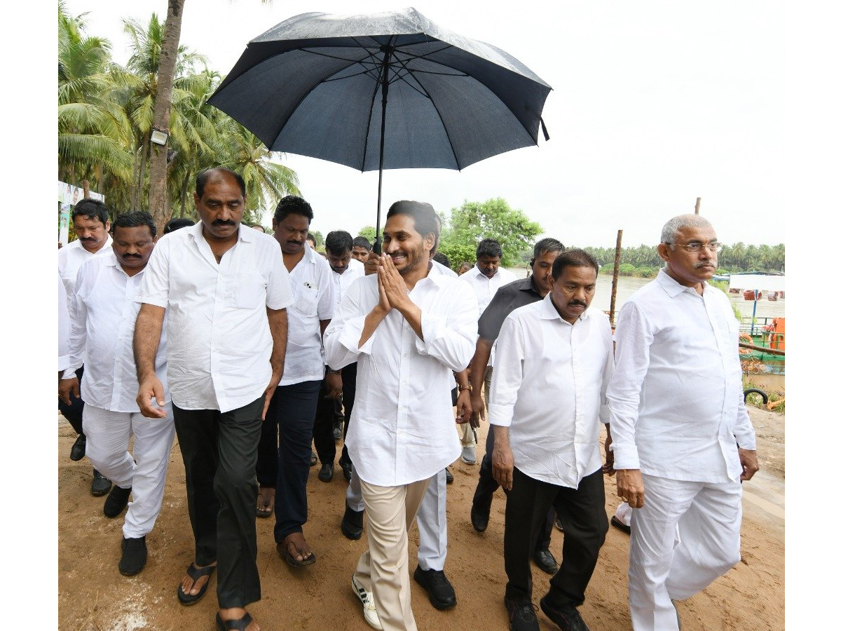 AP CM YS Jagan tours flood hit areas of Konaseema district Photo Gallery - Sakshi41