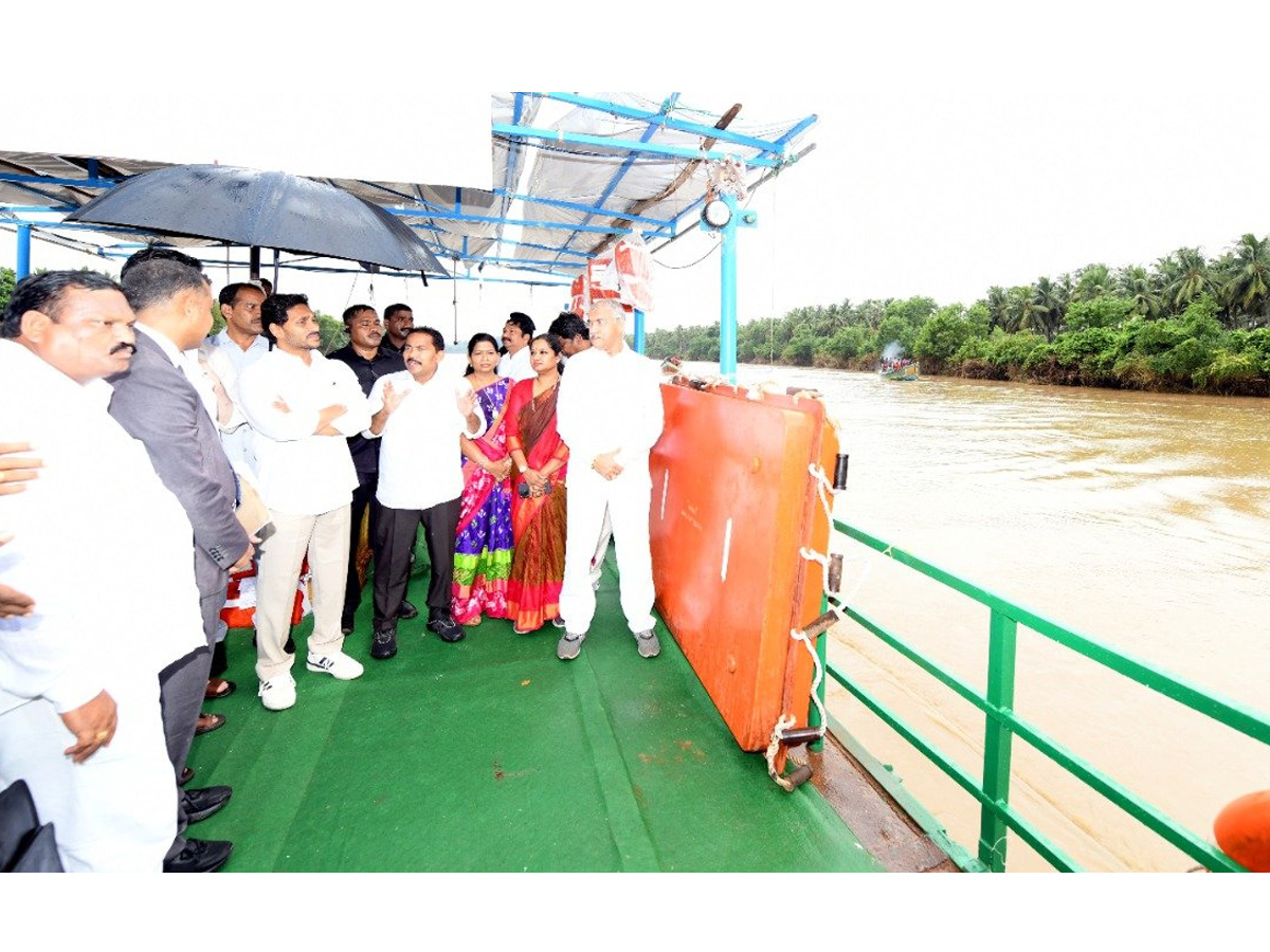 AP CM YS Jagan tours flood hit areas of Konaseema district Photo Gallery - Sakshi45