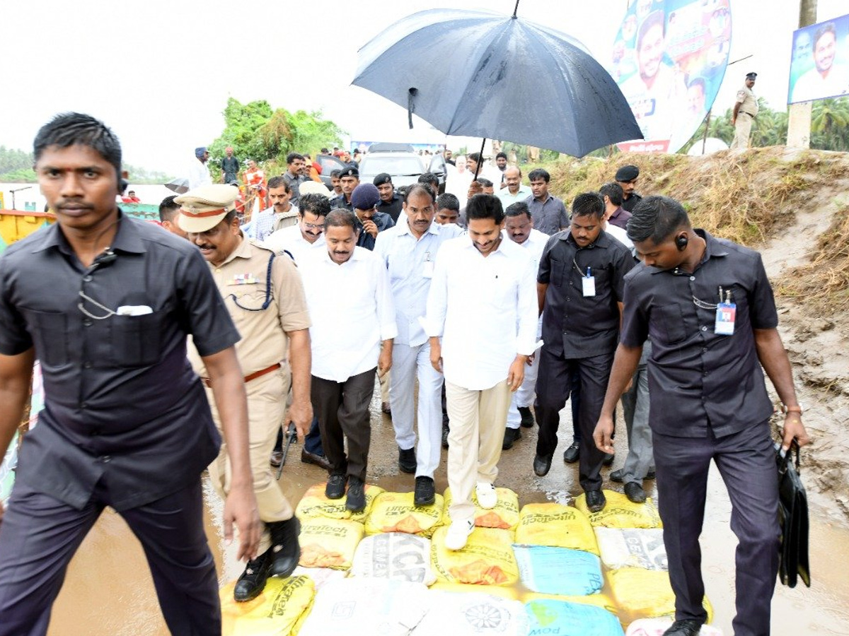 AP CM YS Jagan tours flood hit areas of Konaseema district Photo Gallery - Sakshi47