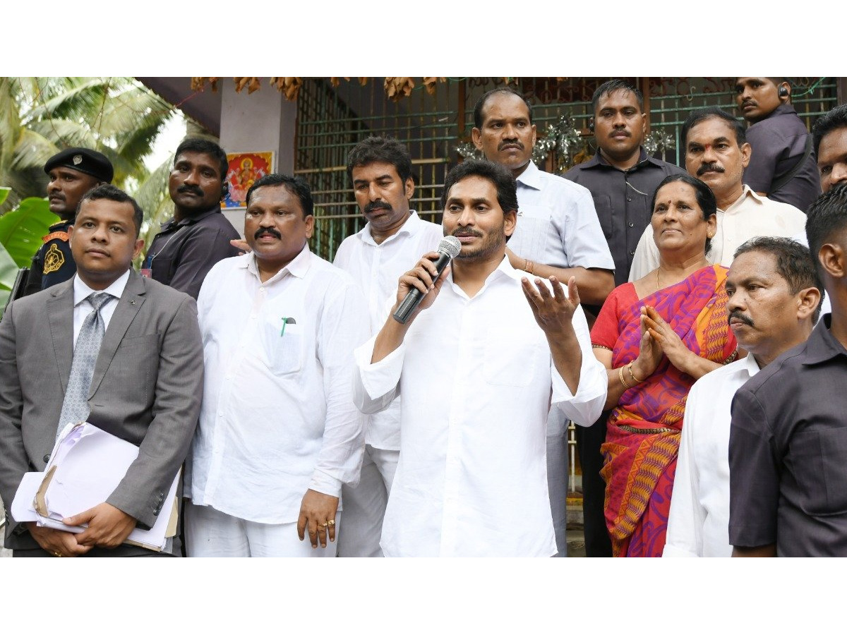 AP CM YS Jagan tours flood hit areas of Konaseema district Photo Gallery - Sakshi4