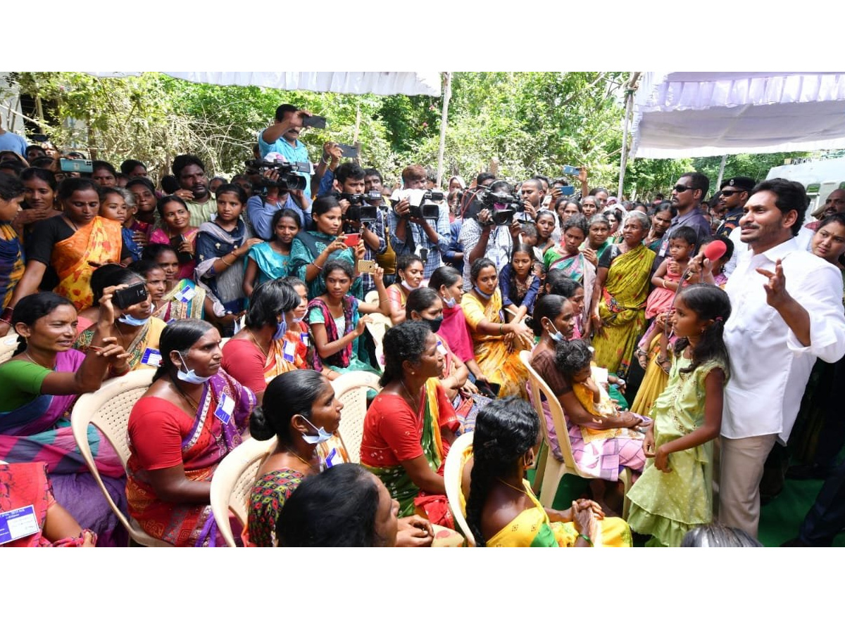 CM YS Jagan Tours Flood hit Villages Day 2 Photo Gallery - Sakshi2