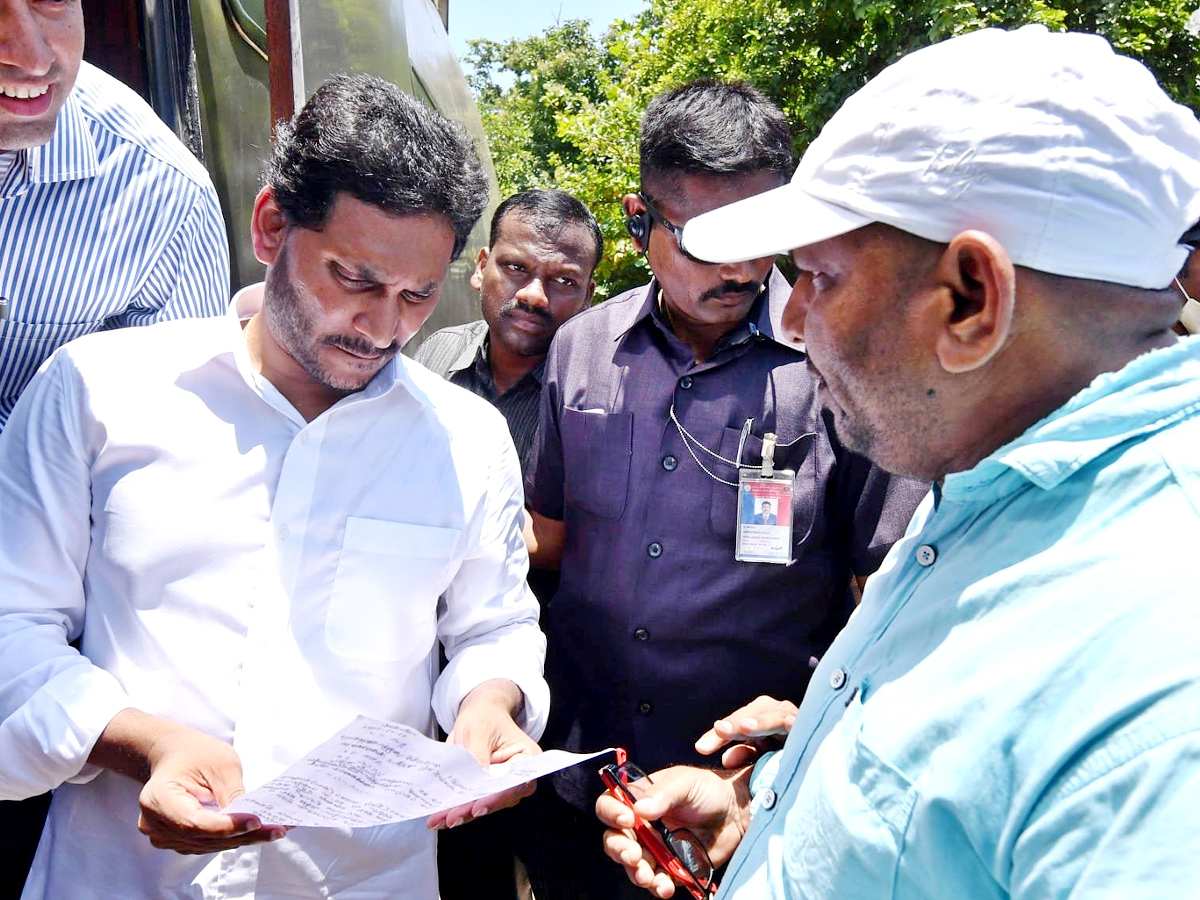 CM YS Jagan Tours Flood hit Villages Day 2 Photo Gallery - Sakshi17